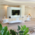 Möbel in konvex, konkaver Form mit integrierten Surround-Anlage, Bar und Küche.