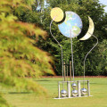 Das Windpendel "Sonne, Mond und Erde" wurde im Garten integriert.